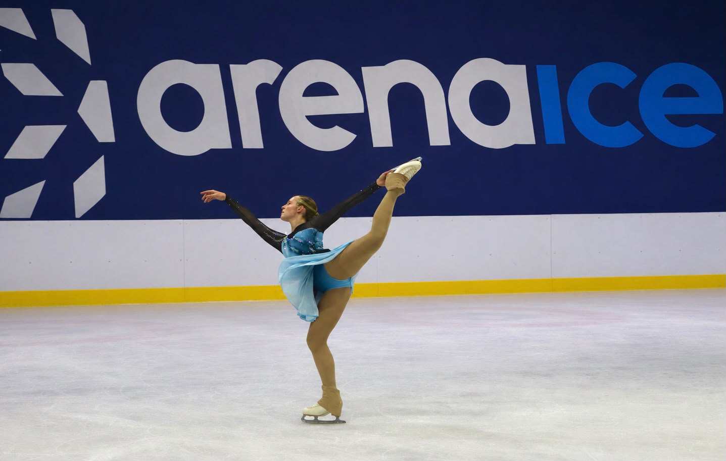 Patinadora em performance técnica no gelo