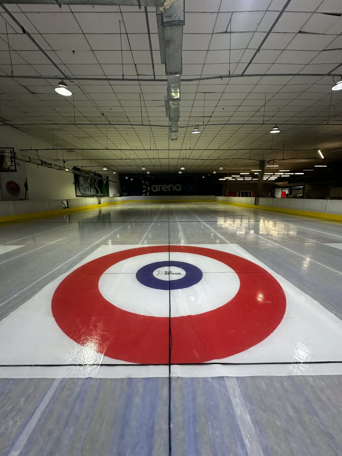 Pista de gelo oficial preparada para a competição